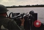 Immagine di Equipaggio a bordo di imbarcazione di pattuglia River Il Vietnam, 1967, secondo 41 filmato di repertorio 65675055571