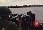 Immagine di Equipaggio a bordo di imbarcazione di pattuglia River Il Vietnam, 1967, secondo 42 filmato di repertorio 65675055571