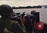 Immagine di Equipaggio a bordo di imbarcazione di pattuglia River Il Vietnam, 1967, secondo 43 filmato di repertorio 65675055571