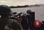 Immagine di Equipaggio a bordo di imbarcazione di pattuglia River Il Vietnam, 1967, secondo 44 filmato di repertorio 65675055571