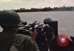 Immagine di Equipaggio a bordo di imbarcazione di pattuglia River Il Vietnam, 1967, secondo 45 filmato di repertorio 65675055571