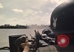 Immagine di Equipaggio a bordo di imbarcazione di pattuglia River Il Vietnam, 1967, secondo 47 filmato di repertorio 65675055571