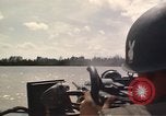 Immagine di Equipaggio a bordo di imbarcazione di pattuglia River Il Vietnam, 1967, secondo 49 filmato di repertorio 65675055571