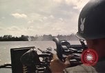 Immagine di Equipaggio a bordo di imbarcazione di pattuglia River Il Vietnam, 1967, secondo 50 filmato di repertorio 65675055571