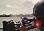 Immagine di Equipaggio a bordo di imbarcazione di pattuglia River Il Vietnam, 1967, secondo 51 filmato di repertorio 65675055571