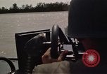 Immagine di Equipaggio a bordo di imbarcazione di pattuglia River Il Vietnam, 1967, secondo 62 filmato di repertorio 65675055571