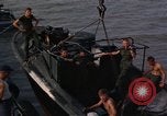 Immagine di Imbarcazione di pattuglia River Il Vietnam, 1967, secondo 33 filmato di repertorio 65675055573