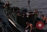 Immagine di Imbarcazione di pattuglia River Il Vietnam, 1967, secondo 34 filmato di repertorio 65675055573