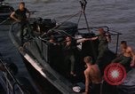 Immagine di Imbarcazione di pattuglia River Il Vietnam, 1967, secondo 35 filmato di repertorio 65675055573