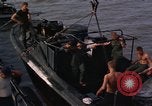 Immagine di Imbarcazione di pattuglia River Il Vietnam, 1967, secondo 36 filmato di repertorio 65675055573