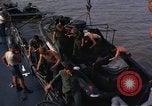 Immagine di Imbarcazione di pattuglia River Il Vietnam, 1967, secondo 38 filmato di repertorio 65675055573