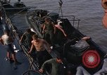 Immagine di Imbarcazione di pattuglia River Il Vietnam, 1967, secondo 40 filmato di repertorio 65675055573