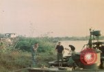 Immagine di Imbarcazione di pattuglia River Il Vietnam, 1968, secondo 33 filmato di repertorio 65675055575