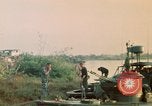 Immagine di Imbarcazione di pattuglia River Il Vietnam, 1968, secondo 34 filmato di repertorio 65675055575