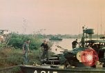 Immagine di Imbarcazione di pattuglia River Il Vietnam, 1968, secondo 37 filmato di repertorio 65675055575