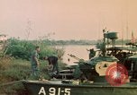Immagine di Imbarcazione di pattuglia River Il Vietnam, 1968, secondo 53 filmato di repertorio 65675055575