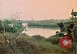 Immagine di Imbarcazione di pattuglia River Il Vietnam, 1968, secondo 56 filmato di repertorio 65675055575