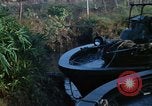 Immagine di Imbarcazione di pattuglia River Il Vietnam, 1968, secondo 33 filmato di repertorio 65675055576