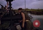 Immagine di Imbarcazione di pattuglia River Il Vietnam, 1968, secondo 24 filmato di repertorio 65675055577