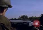 Immagine di Imbarcazione di pattuglia River Il Vietnam, 1968, secondo 35 filmato di repertorio 65675055577