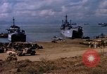 Standbild offloading Operationen Da Nang Vietnam, 1966, aus Sekunde 51 historischem Filmmaterial Videoclip 65675055579