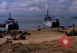 Standbild offloading Operationen Da Nang Vietnam, 1966, aus Sekunde 60 historischem Filmmaterial Videoclip 65675055579