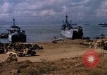 Standbild offloading Operationen Da Nang Vietnam, 1966, aus Sekunde 61 historischem Filmmaterial Videoclip 65675055579