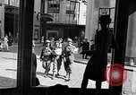 Immagine di Civili francese Le Mans Francia, 1944, secondo 8 filmato di repertorio 65675055595