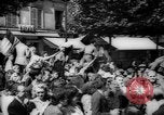 Standbild Feiern an Befreiung von Paris Paris Frankreich, 1944, aus Sekunde 5 historischem Filmmaterial Videoclip 65675055597