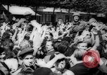 Standbild Feiern an Befreiung von Paris Paris Frankreich, 1944, aus Sekunde 8 historischem Filmmaterial Videoclip 65675055597
