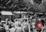 Standbild Feiern an Befreiung von Paris Paris Frankreich, 1944, aus Sekunde 14 historischem Filmmaterial Videoclip 65675055597