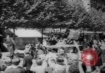 Standbild Feiern an Befreiung von Paris Paris Frankreich, 1944, aus Sekunde 16 historischem Filmmaterial Videoclip 65675055597