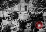 Standbild Feiern an Befreiung von Paris Paris Frankreich, 1944, aus Sekunde 20 historischem Filmmaterial Videoclip 65675055597