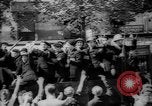Standbild Feiern an Befreiung von Paris Paris Frankreich, 1944, aus Sekunde 23 historischem Filmmaterial Videoclip 65675055597