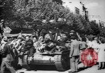 Standbild Feiern an Befreiung von Paris Paris Frankreich, 1944, aus Sekunde 25 historischem Filmmaterial Videoclip 65675055597