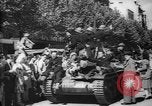 Standbild Feiern an Befreiung von Paris Paris Frankreich, 1944, aus Sekunde 26 historischem Filmmaterial Videoclip 65675055597