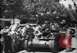 Standbild Feiern an Befreiung von Paris Paris Frankreich, 1944, aus Sekunde 27 historischem Filmmaterial Videoclip 65675055597