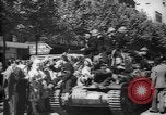 Standbild Feiern an Befreiung von Paris Paris Frankreich, 1944, aus Sekunde 28 historischem Filmmaterial Videoclip 65675055597