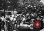 Standbild Feiern an Befreiung von Paris Paris Frankreich, 1944, aus Sekunde 30 historischem Filmmaterial Videoclip 65675055597
