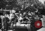 Standbild Feiern an Befreiung von Paris Paris Frankreich, 1944, aus Sekunde 31 historischem Filmmaterial Videoclip 65675055597