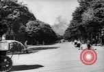 Standbild Feiern an Befreiung von Paris Paris Frankreich, 1944, aus Sekunde 34 historischem Filmmaterial Videoclip 65675055597