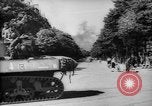 Standbild Feiern an Befreiung von Paris Paris Frankreich, 1944, aus Sekunde 36 historischem Filmmaterial Videoclip 65675055597