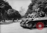 Standbild Feiern an Befreiung von Paris Paris Frankreich, 1944, aus Sekunde 41 historischem Filmmaterial Videoclip 65675055597