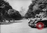 Standbild Feiern an Befreiung von Paris Paris Frankreich, 1944, aus Sekunde 42 historischem Filmmaterial Videoclip 65675055597