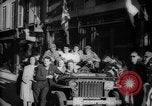 Standbild Feiern an Befreiung von Paris Paris Frankreich, 1944, aus Sekunde 55 historischem Filmmaterial Videoclip 65675055597