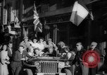 Standbild Feiern an Befreiung von Paris Paris Frankreich, 1944, aus Sekunde 58 historischem Filmmaterial Videoclip 65675055597