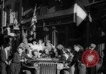 Standbild Feiern an Befreiung von Paris Paris Frankreich, 1944, aus Sekunde 59 historischem Filmmaterial Videoclip 65675055597
