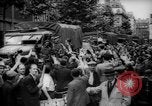 Image gai civils Parisien Paris France, 1944, de la seconde 42 séquences d'archives historiques vidéo 65675055599