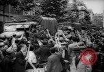 Image gai civils Parisien Paris France, 1944, de la seconde 43 séquences d'archives historiques vidéo 65675055599