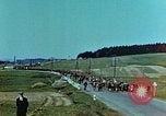 Image Des civils allemands et soldat allemand Prisonniers près de Pilsen Pilsen Tchécoslovaquie, 1945, de la seconde 21 séquences d'archives historiques vidéo 65675055605